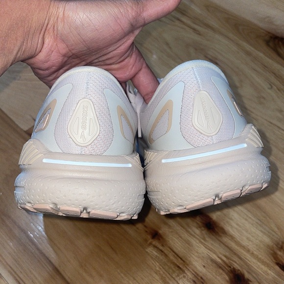 Brooks adrenaline GTS 23 running shoes Crystal grey villa white sz 7.5 - Picture 6 of 10